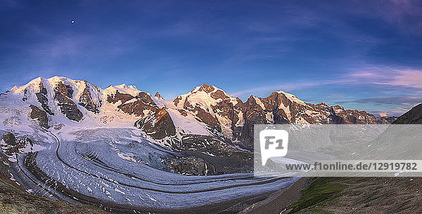 Panoramablick auf den Vedret Pers Gletscher bei Sonnenaufgang  Diavolezza Hütte  Bernina Pass  Engadin  Graubünden  Schweiz  Europa