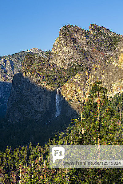 Yosemite Valley und Bridalveil Fall aus der Tunnelperspektive  Yosemite National Park  UNESCO Weltkulturerbe  Kalifornien  Vereinigte Staaten von Amerika  Nordamerika