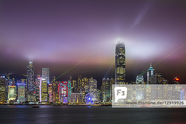Nachtlandschaft der Insel Hongkong und Victoria Harbour  Hongkong  China  Asien