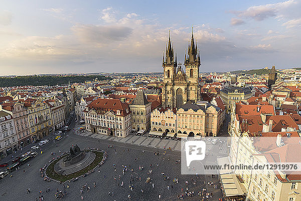 Blick auf den historischen Prager Altstädter Ring vom Alten Rathaus mit den Dächern und der Kirche Unserer Lieben Frau vor Tyn  UNESCO-Weltkulturerbe  Prag  Tschechische Republik  Europa