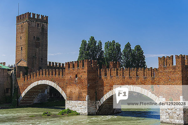 Ponte Castelvecchio  Castelvecchio brick and marble bridge with arches on the River Adige  Verona  Veneto  Italy  Europe