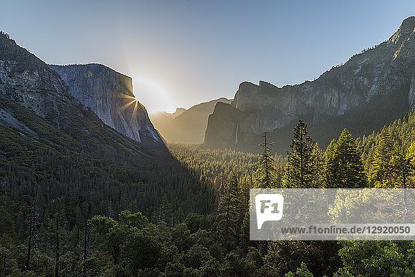 Morgenansicht der Sonne  die den El Capitan umrundet  Yosemite-Nationalpark  UNESCO-Welterbe  Kalifornien  Vereinigte Staaten von Amerika  Nordamerika