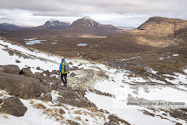Wandern in den schottischen Highlands in Torridon auf dem Cape Wrath Trail in der Nähe von Loch Coire Mhic Fhearchair  Highlands  Schottland  Vereinigtes Königreich