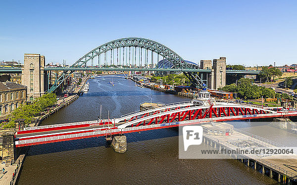 Fluss Tyne  Drehbrücke  Tyne-Brücke und Kirche St. Willibrord  Newcastle  Tyne and Wear  England  Vereinigtes Königreich  Europa