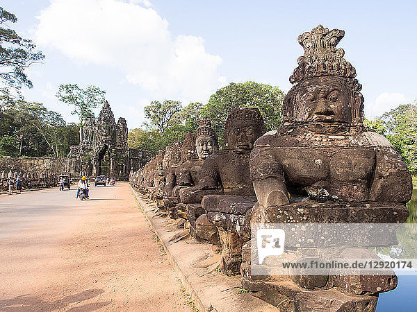 Brücke über den Graben nach Angkor Thom  Angkor Wat-Komplex  UNESCO-Weltkulturerbe  bei Siem Reap  Kambodscha  Indochina  Südostasien  Asien