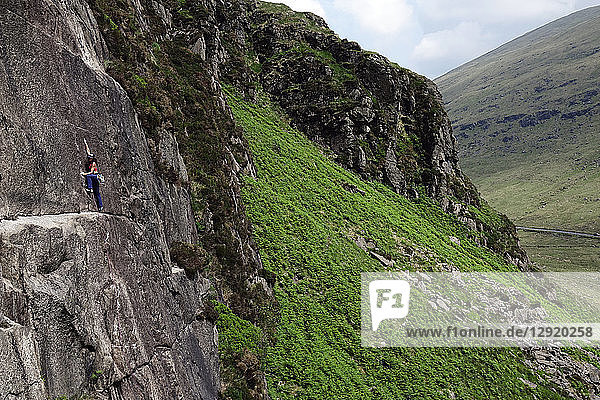 Kletterer in Aktion in den Mourne Mountains  County Down  Ulster  Nordirland  Vereinigtes Königreich
