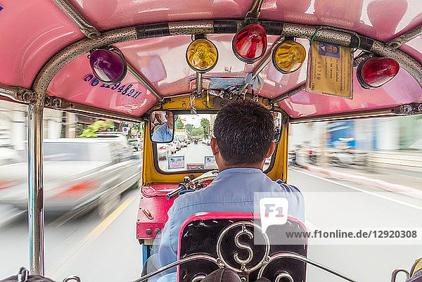 Fahrt auf dem Rücksitz eines Tuk Tuk in Bangkok  Thailand  Südostasien  Asien