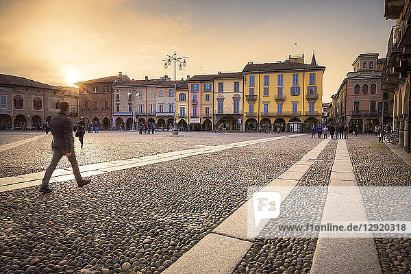 Sonnenuntergang auf der Piazza della Vittoria (Vittoria-Platz)  Lodi  Provinz Lodi  Lombardei  Italien  Europa
