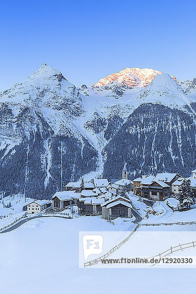 Wintersonnenaufgang in Latsch  Bergun  Albulatal  Bezirk Prattigau/Davos  Kanton Graubünden  Schweiz
