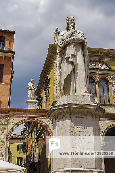 Marble statue of the poet Dante Alighieri  1865  Piazza dei Signori  Verona  Veneto  Italy  Europe