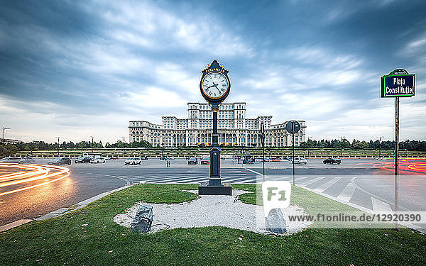 Auto-Lichtspuren zur blauen Stunde vor dem riesigen Parlamentspalast (Palatul Parlamentului)  Bukarest  Rumänien