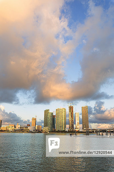 Wolkenkratzer von Watson Island aus gesehen  Miami  Florida  Vereinigte Staaten von Amerika