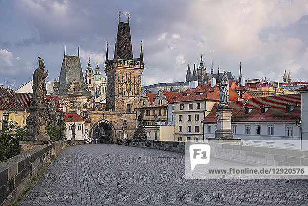 Karlsbrücke mit Kleintürmen und Prager Burg bei Sonnenaufgang  Prag  UNESCO-Weltkulturerbe  Tschechische Republik  Europa
