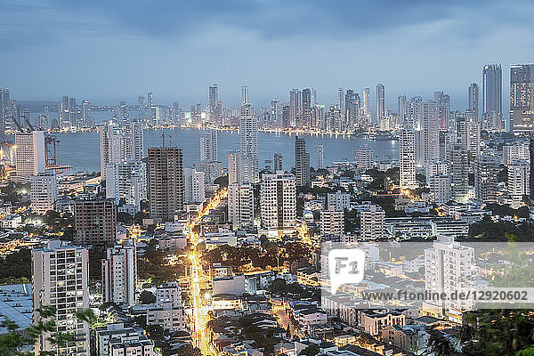 Skyline des Stadtzentrums von Cartagena mit modernen Wohnblöcken im Viertel Bocagrande  Cartagena  Kolumbien  Südamerika