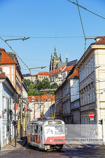 Straßenbahn  Prager Burg und Veitsdom  Prag  UNESCO-Weltkulturerbe  Böhmen  Tschechische Republik  Europa