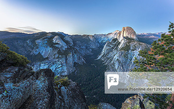 Half Dome und Yosemite Valley vom Glacier Point aus gesehen in der Abenddämmerung  Yosemite National Park  UNESCO Weltkulturerbe  Kalifornien  Vereinigte Staaten von Amerika  Nordamerika