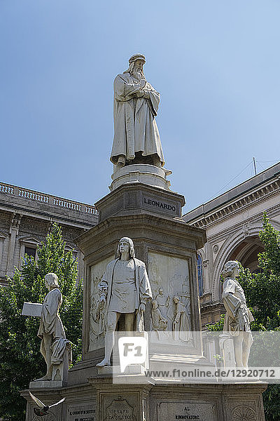 Leonardo da Vinci statue with his disciples at his feet in Piazza della Scala  Milan  Lombardy  Italy  Europe