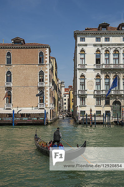 Gondel und Gondoliere bei der Einfahrt in einen Seitenkanal des Canale Grande  Venedig  UNESCO-Weltkulturerbe  Venetien  Italien