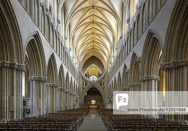 Innenraum des Kirchenschiffs mit Blick nach Osten  Wells Cathedral  Wells  Somerset  England  Vereinigtes Königreich  Europa