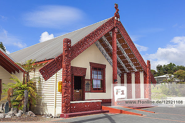 Wahaio Traditionelles Maori-Versammlungshaus  Whare Tipuna  Whakarewarewa Thermaldorf  Rotorua  Nordinsel  Neuseeland  Pazifik