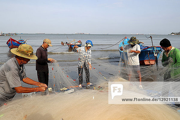 Fischer reparieren Fischernetze am Strand von Tam Duong  Vung Tau  Vietnam  Indochina  Südostasien