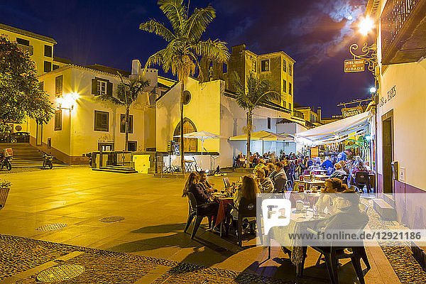 Ansicht eines Cafés in einer gepflasterten Straße in der Altstadt in der Abenddämmerung  Funchal  Madeira  Portugal