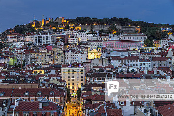 Blick vom Aussichtspunkt Santa Justa über das Stadtzentrum und die Burg Sao Jorge in der Abenddämmerung  Lissabon  Portugal  Europa