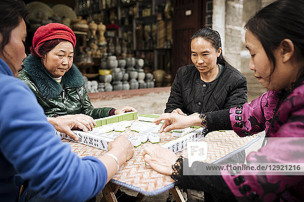 Frauen spielen das traditionelle chinesische Spiel Mahjong auf der Straße  Dali  Provinz Yunnan  China
