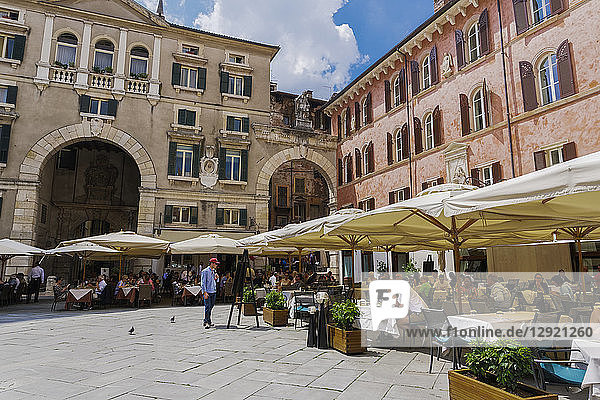 Piazza dei Signori  mit Menschen  die in Restaurants vor dem Palazzo Domus Nova auf der linken Seite und der Casa della Pieta auf der rechten Seite essen  Verona  Venetien  Italien  Europa