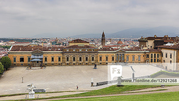 Blick vom Boboli-Garten auf den Westflügel des Palazzo Pitti und darüber hinaus auf das Zentrum von Florenz  Florenz  Toskana  Italien