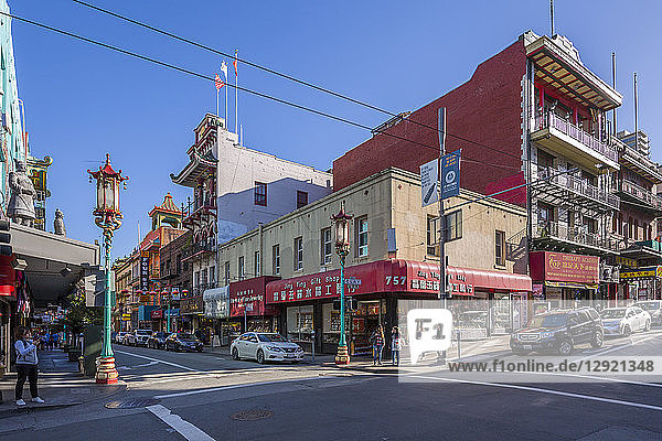 Blick auf eine traditionell geschmückte Straße in Chinatown  San Francisco  Kalifornien  Vereinigte Staaten von Amerika  Nordamerika