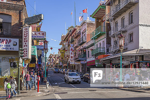 Blick auf eine belebte Straße in Chinatown  San Francisco  Kalifornien  Vereinigte Staaten von Amerika  Nordamerika