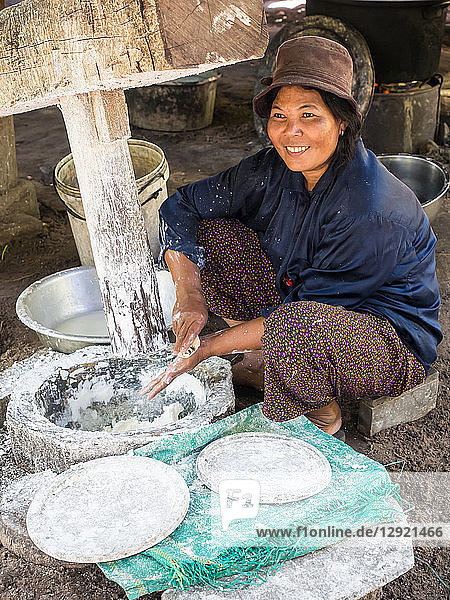 Frau mit einer großen Holzpresse zur Herstellung von Nudelteig  Dorf bei Siem Reap  Kambodscha  Indochina  Südostasien  Asien