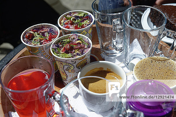 Sharbat  ein süßes iranisches Getränk aus Früchten oder Blütenblättern  Isfahan  Iran  Naher Osten