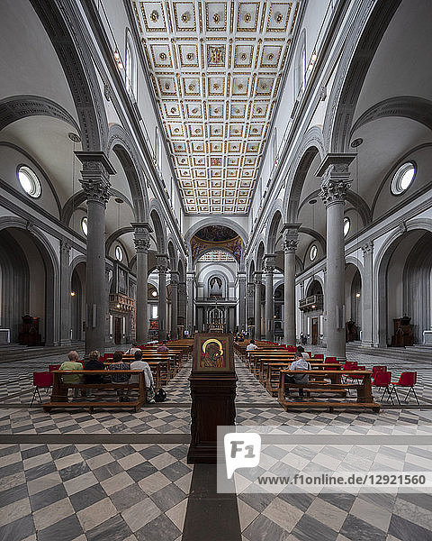 Das Innere von San Lorenzo  der Pfarrkirche der Familie Medici  Florenz  Toskana  Italien