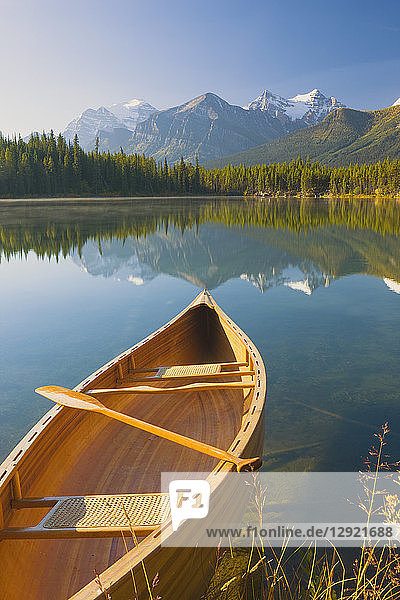 Kanu auf dem Herbert Lake bei Sonnenaufgang  Banff National Park  UNESCO Weltkulturerbe  Alberta  Rocky Mountains  Kanada  Nordamerika
