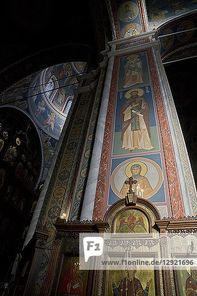 Innenraum und Kuppel der Alexander-Newski-Kathedrale in Nischni Nowgorod an der Wolga  Russland  Europa