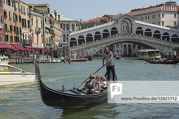 Rialtobrücke und Gondel auf dem Canale Grande  Venedig  UNESCO-Weltkulturerbe  Venetien  Italien
