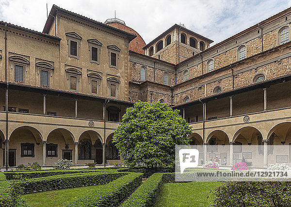 Der formale Kreuzganggarten mit geschnittenen Buchsbaumhecken der Kirche San Lorenzo  Florenz  Toskana  Italien