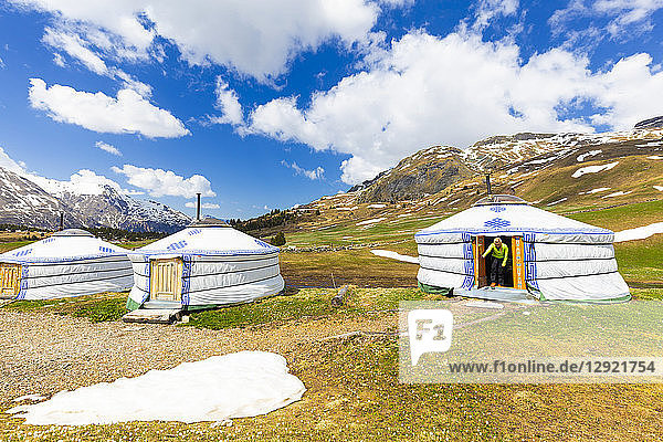 Ein Mädchen kommt aus einem mongolischen Zelt auf der Alp Flix  Sur  Parc Ela  Region Albula  Kanton Graubünden  Schweiz