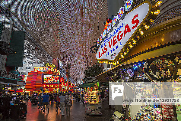 Neonlichter auf der Fremont Street Experience in der Abenddämmerung  Downtown  Las Vegas  Nevada  Vereinigte Staaten von Amerika  Nordamerika