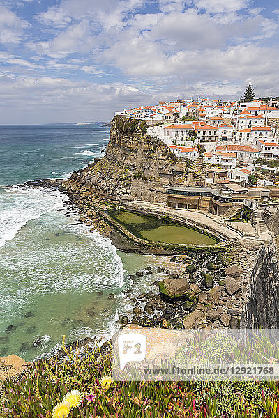 Blick von einem Aussichtspunkt über das Dorf  Azenhas do Mar  Stadtbezirk Sintra  Portugal  Europa