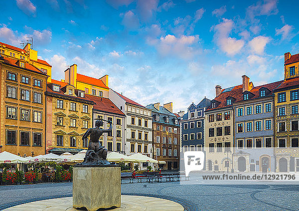 Altstädter Marktplatz und die Warschauer Meerjungfrau in der Morgendämmerung  UNESCO-Weltkulturerbe  Altstadt  Warschau  Polen