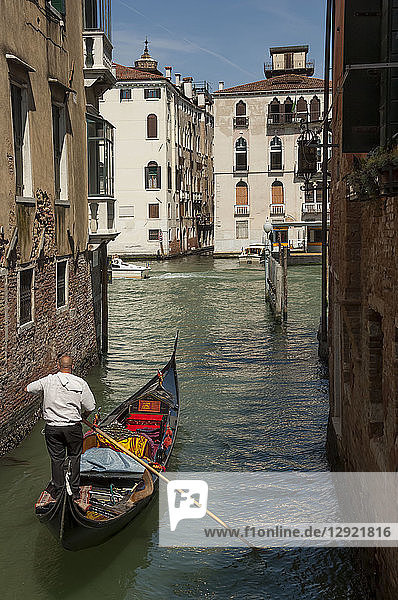 Gondel und Gondoliere  Seitenkanal  Venedig  UNESCO-Weltkulturerbe  Venetien  Italien