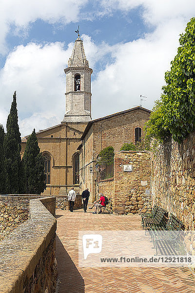 Eine Straße und Blick auf den Domturm in Pienza  UNESCO-Weltkulturerbe  Toskana  Italien