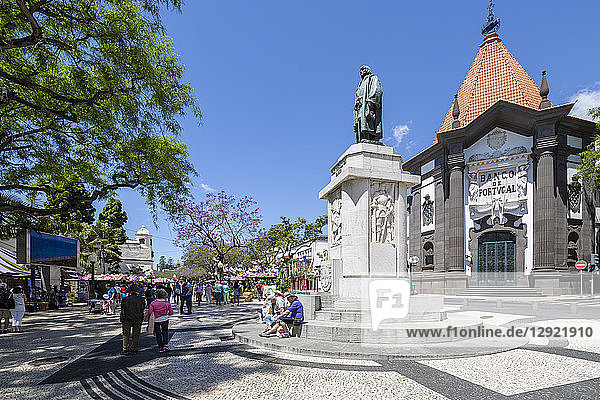 Blick auf die Statue von Joao Goncalves Zarco und die Banco de Portugal  Funchal  Madeira  Portugal  Atlantik