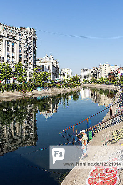 Ein Fischer auf dem Fluss Dimbovita in Bukarest  Rumänien