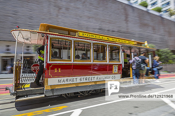 Schnell fahrende Seilbahn auf der Powell Street  San Francisco  Kalifornien  Vereinigte Staaten von Amerika  Nordamerika