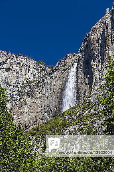 Blick auf die Yosemite-Wasserfälle vom Yosemite Village  Yosemite-Nationalpark  UNESCO-Welterbe  Kalifornien  Vereinigte Staaten von Amerika  Nordamerika