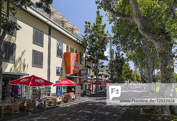 Blick auf das Story Centre und die Seilbahn über der Straße  Funchal  Madeira  Portugal  Atlantik
